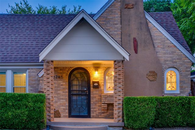2745 Ivandell Avenue, Dallas, TX 75211