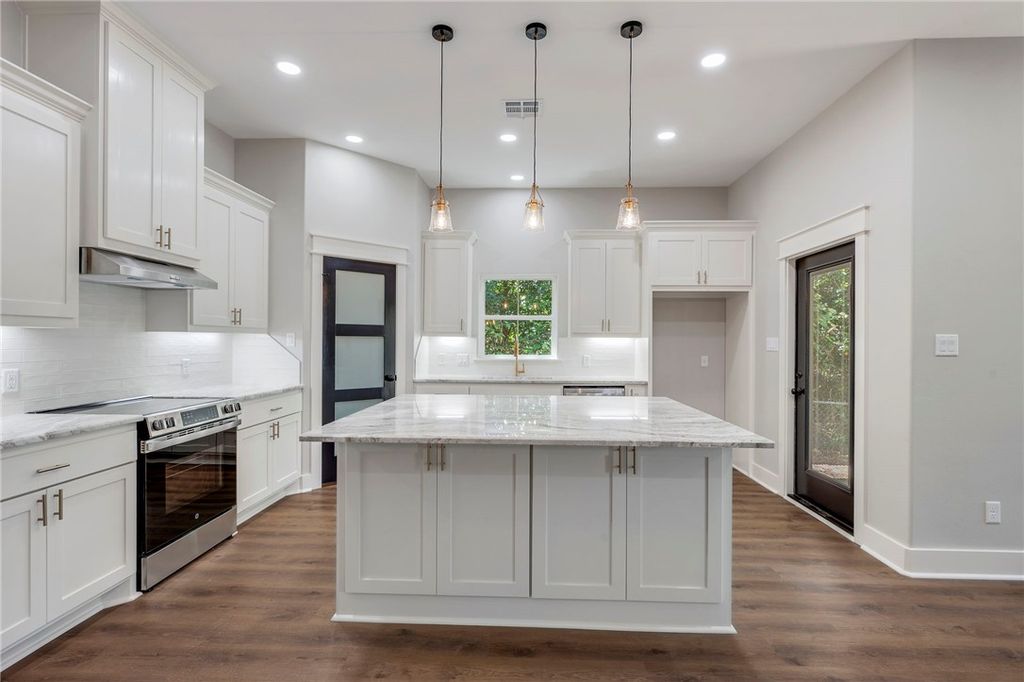 312 East Moorehead Street S, Franklin, TX 77856 — exterior