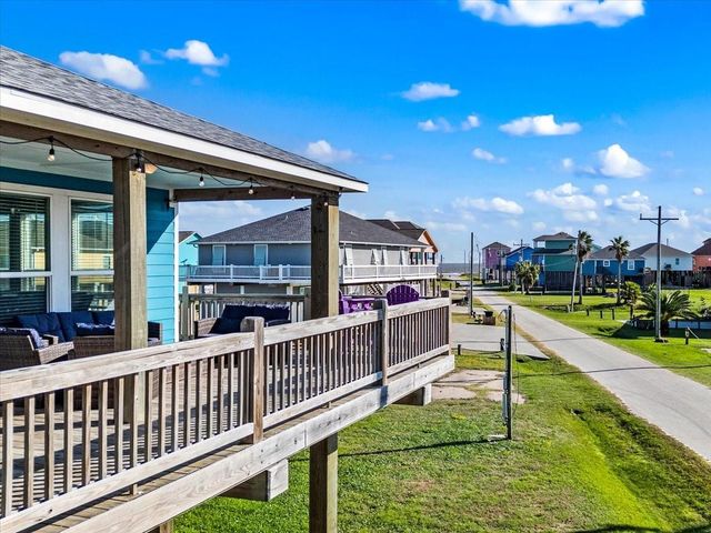 940 Driftwood Drive, Crystal Beach, TX 77650