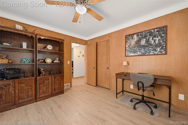 18200 Oak Avenue, Eastpointe, MI 48021