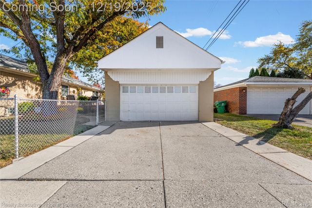 18200 Oak Avenue, Eastpointe, MI 48021