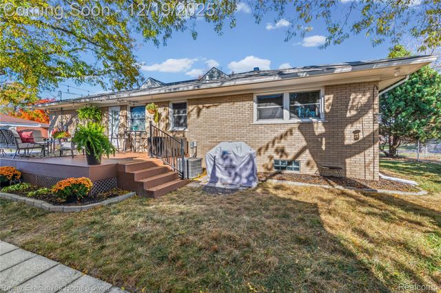 18200 Oak Avenue, Eastpointe, MI 48021