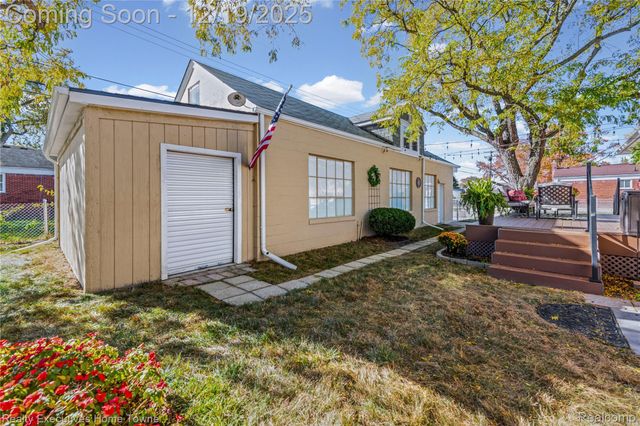 18200 Oak Avenue, Eastpointe, MI 48021