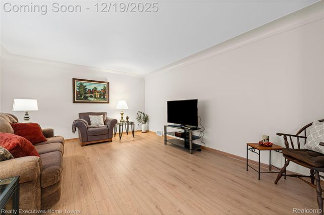 18200 Oak Avenue, Eastpointe, MI 48021