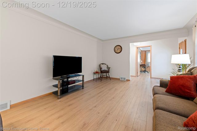 18200 Oak Avenue, Eastpointe, MI 48021