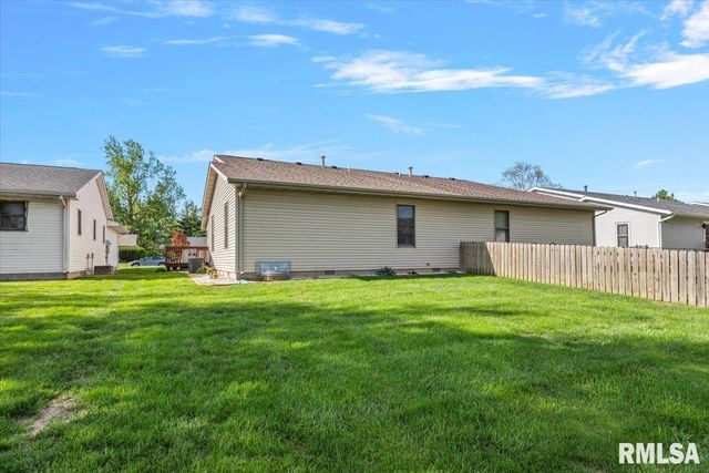 203 Wintergreen Drive, Chatham, IL 62629
