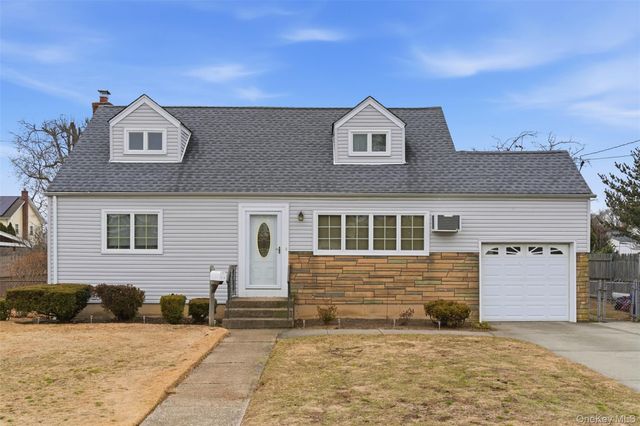 14 Starlight Court, West Babylon, NY 11704