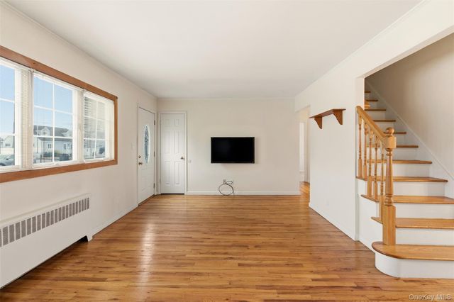 14 Starlight Court, West Babylon, NY 11704