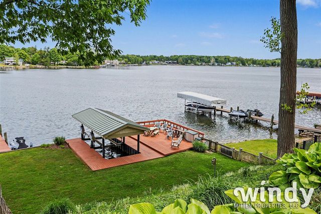7897 Lakewood Drive, Coloma, MI 49038