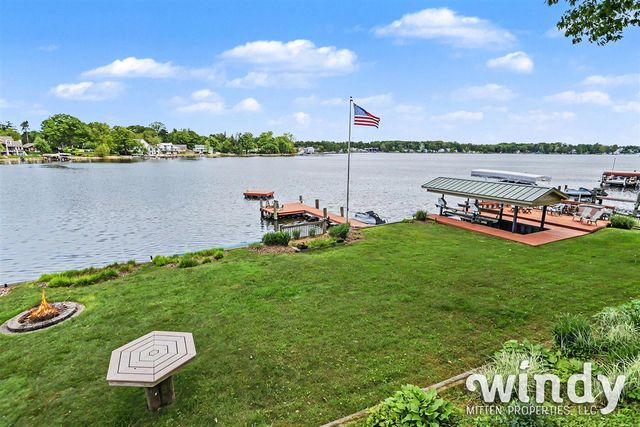 7897 Lakewood Drive, Coloma, MI 49038