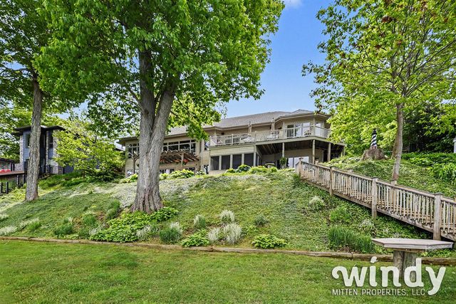 7897 Lakewood Drive, Coloma, MI 49038
