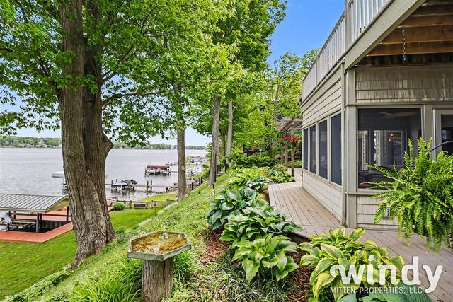 7897 Lakewood Drive, Coloma, MI 49038