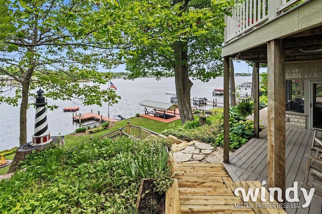 7897 Lakewood Drive, Coloma, MI 49038