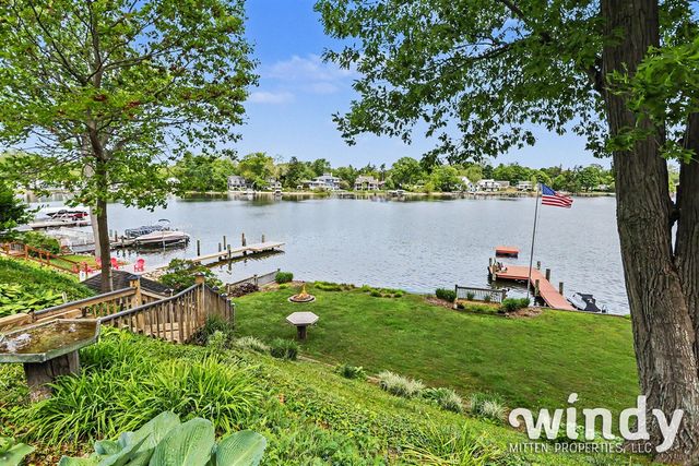 7897 Lakewood Drive, Coloma, MI 49038