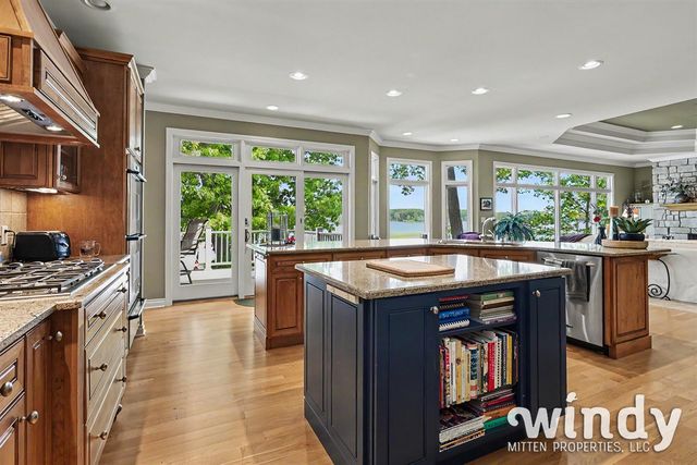 7897 Lakewood Drive, Coloma, MI 49038