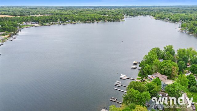 7897 Lakewood Drive, Coloma, MI 49038