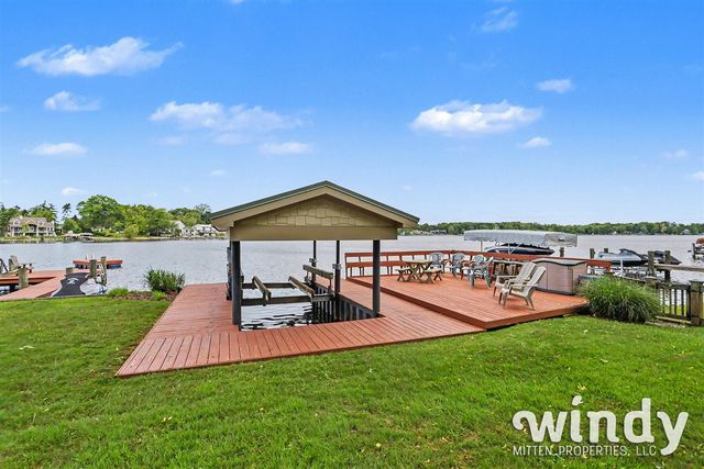 7897 Lakewood Drive, Coloma, MI 49038