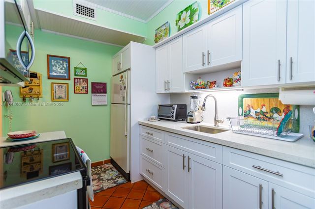 7110 SW 13th Ter, Miami, FL 33144