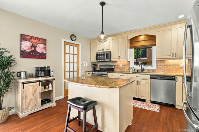 724 Sandra Avenue, West Islip, NY 11795