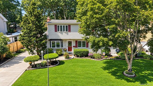 724 Sandra Avenue, West Islip, NY 11795