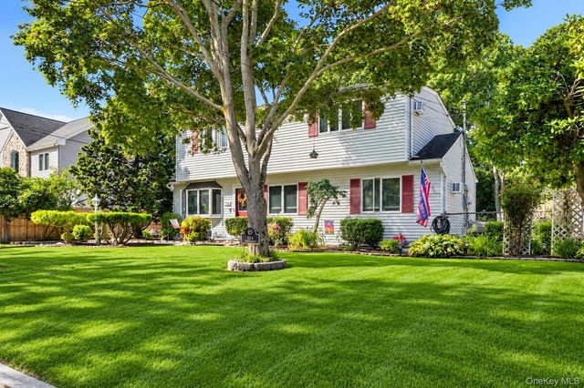 724 Sandra Avenue, West Islip, NY 11795