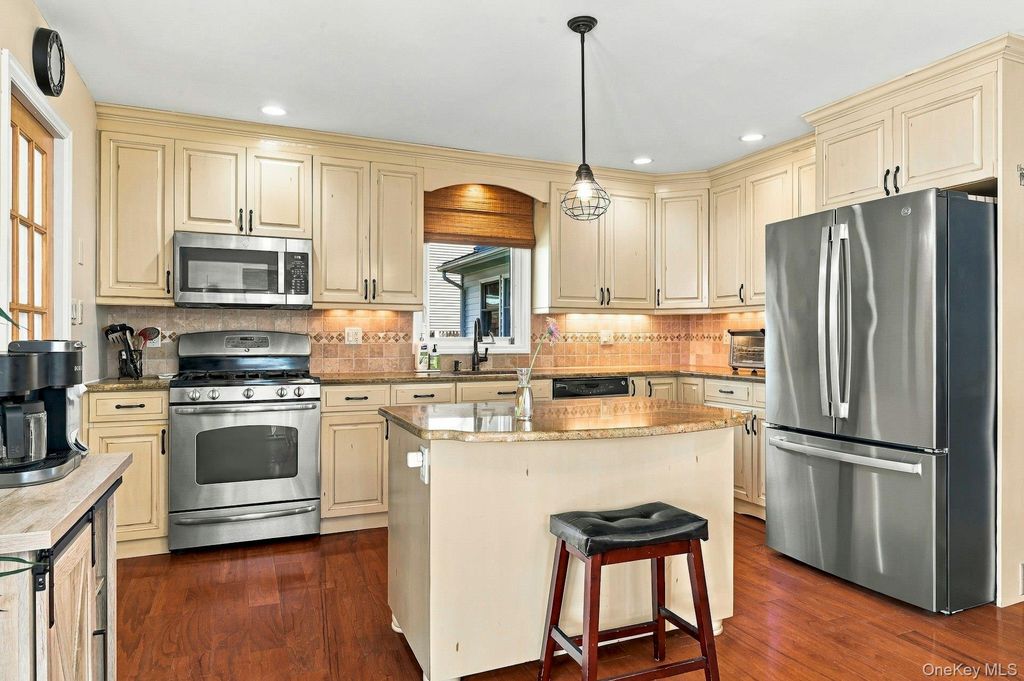 724 Sandra Avenue, West Islip, NY 11795 — photo 2