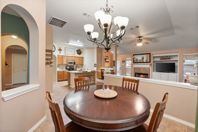 202 Creek Point Lane, Arlington, TX 76002