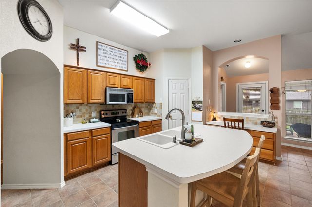 202 Creek Point Lane, Arlington, TX 76002