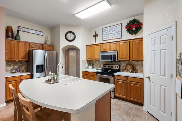 202 Creek Point Lane, Arlington, TX 76002