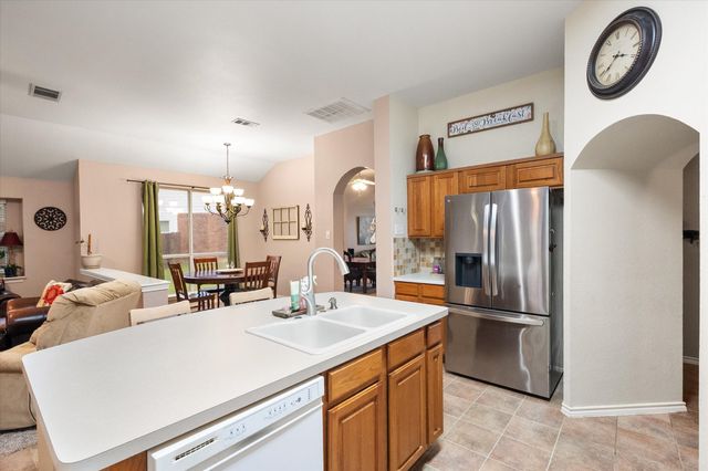 202 Creek Point Lane, Arlington, TX 76002