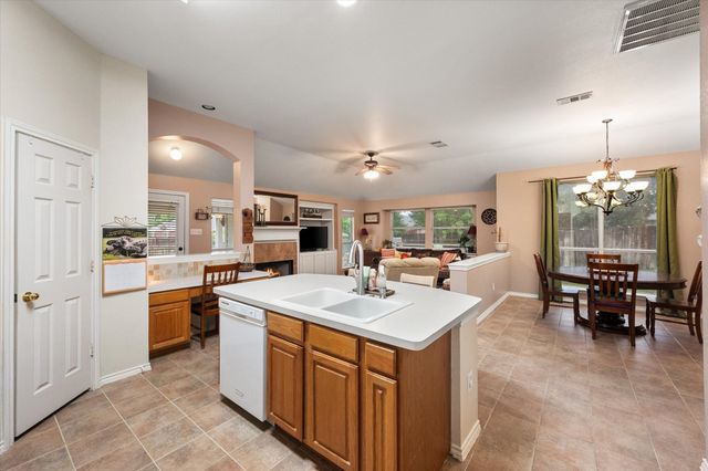 202 Creek Point Lane, Arlington, TX 76002