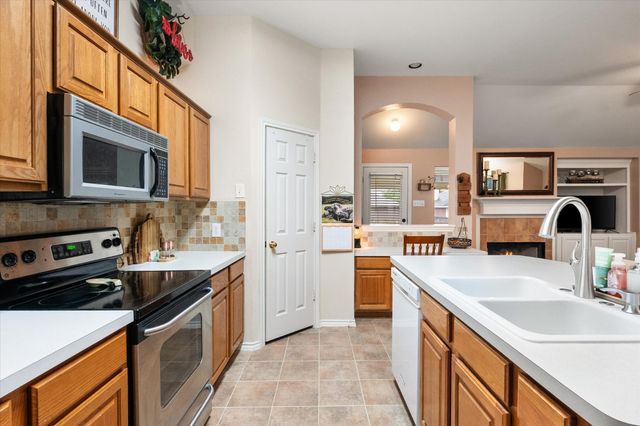 202 Creek Point Lane, Arlington, TX 76002