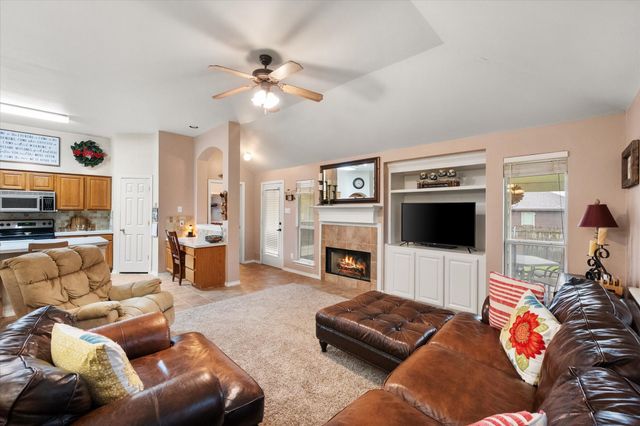 202 Creek Point Lane, Arlington, TX 76002