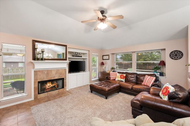 202 Creek Point Lane, Arlington, TX 76002