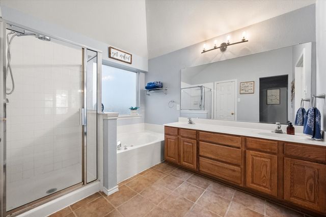 202 Creek Point Lane, Arlington, TX 76002