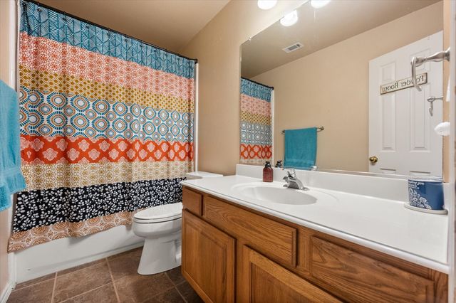 202 Creek Point Lane, Arlington, TX 76002