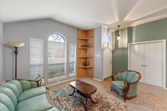 202 Creek Point Lane, Arlington, TX 76002