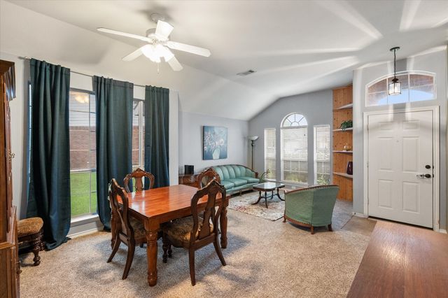 202 Creek Point Lane, Arlington, TX 76002