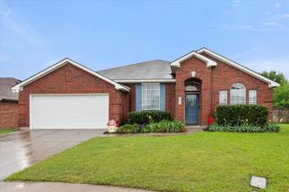 202 Creek Point Lane, Arlington, TX 76002