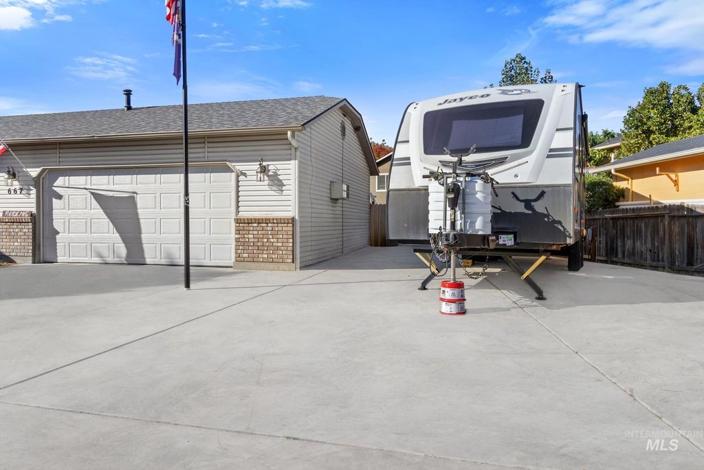 667 E Grouse Ct, Meridian, ID 83646 photo 3