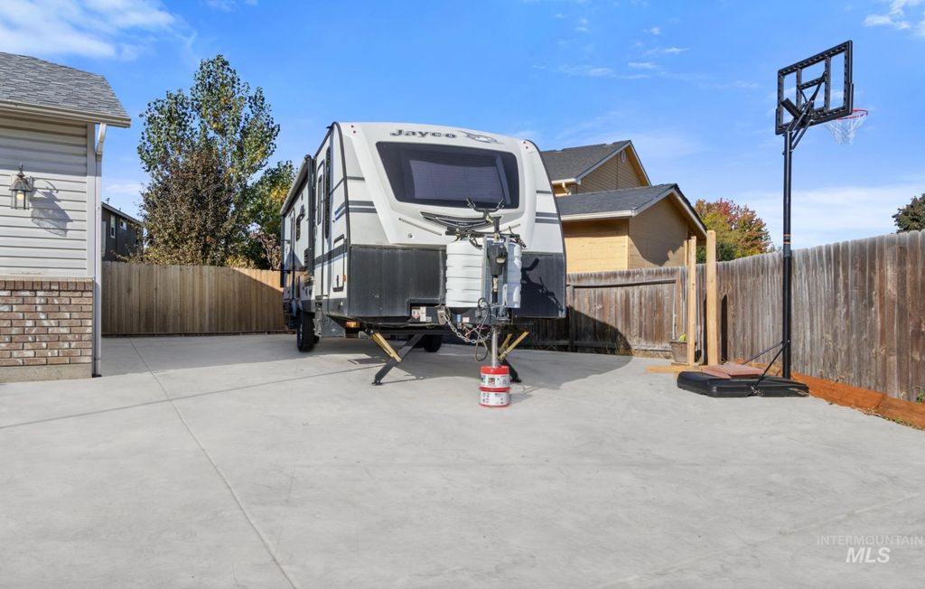 667 E Grouse Ct, Meridian, ID 83646 photo 4
