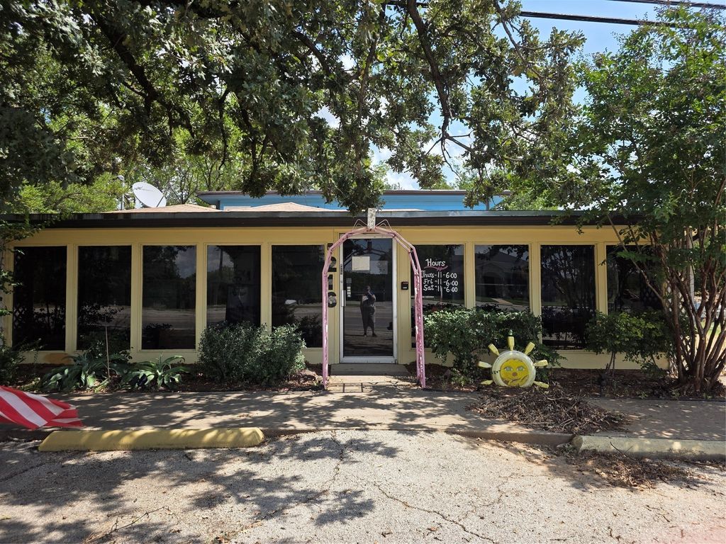 216 W Main Street, Azle, TX 76020