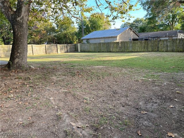 101 W Howard Street, Roland, OK 74954