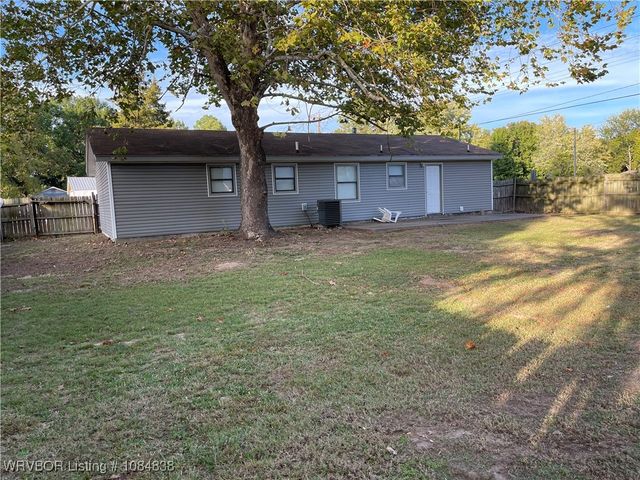 101 W Howard Street, Roland, OK 74954