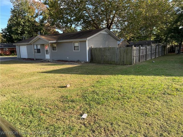 101 W Howard Street, Roland, OK 74954