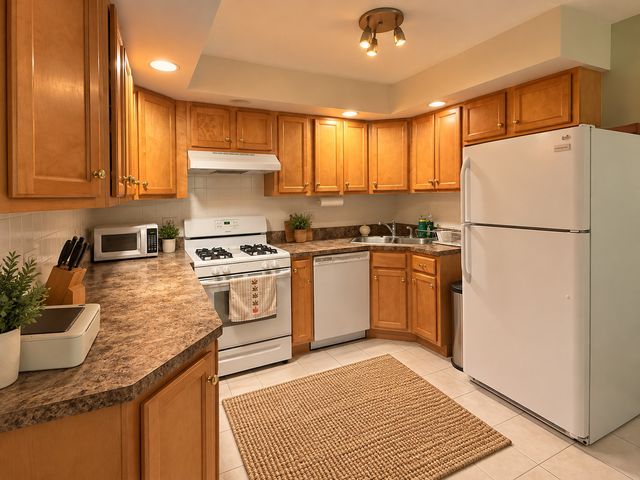 1105 Holiday Lane 14, Des Plaines, IL 60016