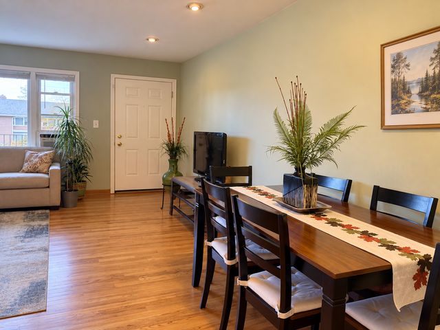 1105 Holiday Lane 14, Des Plaines, IL 60016