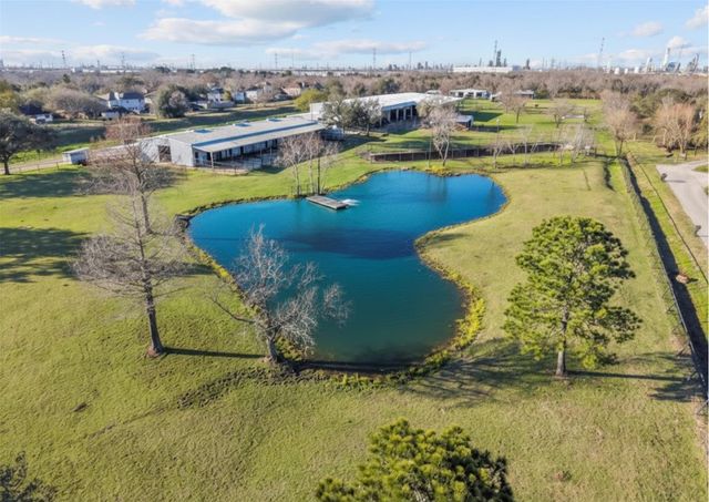 10431 N P Street, La Porte, TX 77571