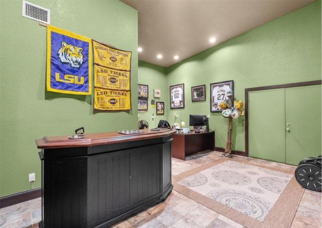 10431 N P Street, La Porte, TX 77571