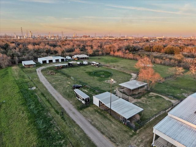 10431 N P Street, La Porte, TX 77571